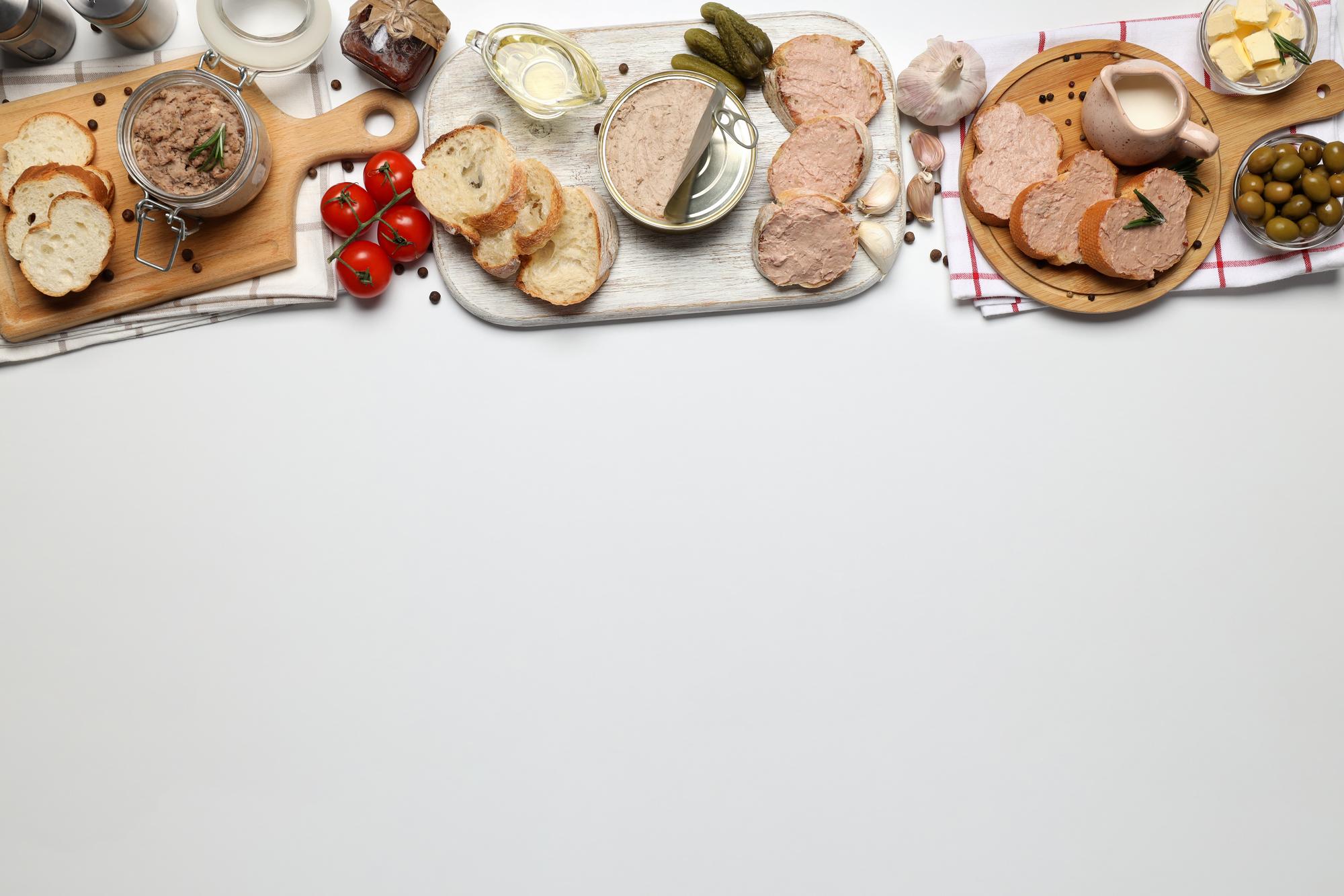 Stół degustacyjny z małymi potrawami i etykietami składników